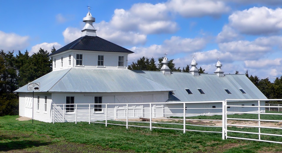 nebraska-sales-pavilion-barn-fence