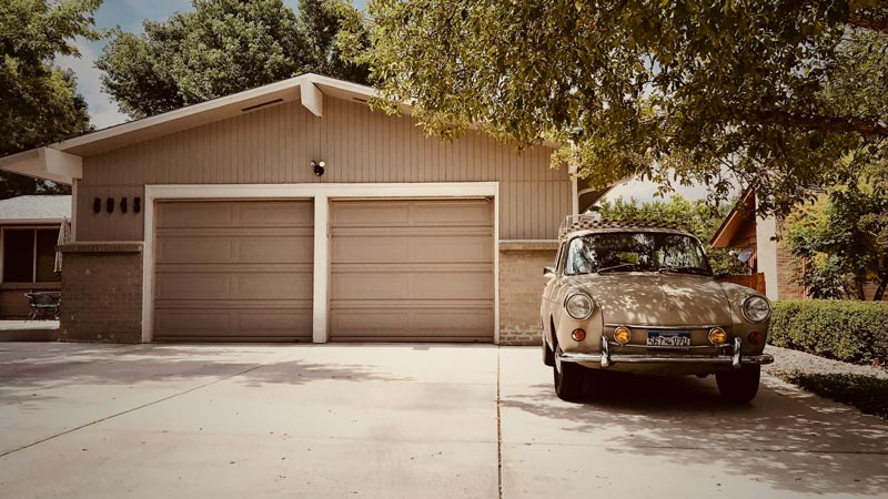 garage-with-vintage-car