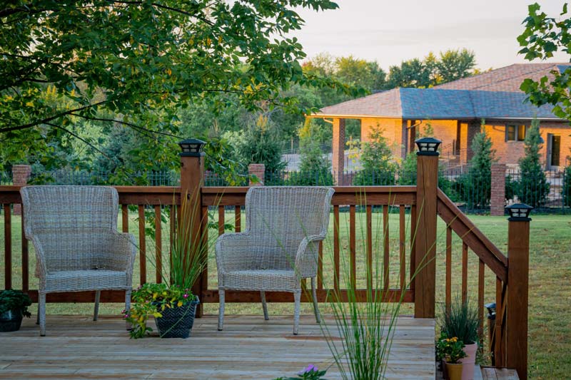 backyard-deck-wicker-chairs